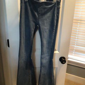 FREE PEOPLE PULL ON FLARE BOTTOM JEANS SIZE W 24
